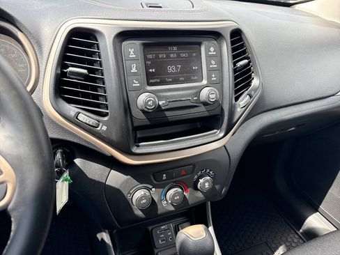 Used 2017 Jeep Cherokee Sport FWD image 18