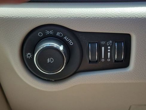 Used 2023 Chrysler Pacifica Touring-L w/ Uconnect Theater Family Group image 27