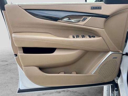 Used 2018 Cadillac Escalade ESV Platinum AWD/4WD image 29