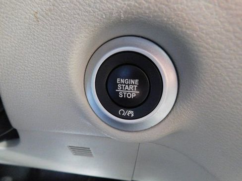 Used 2023 Chrysler Pacifica Touring-L image 22