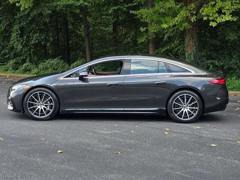 Used 2022 Mercedes-Benz EQS 580 4MATIC Sedan w/ Exclusive Trim Package image 3