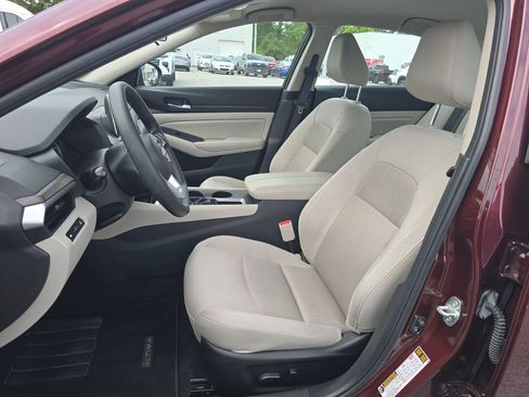 Used 2025 Nissan Altima 2.5 SV FWD image 9