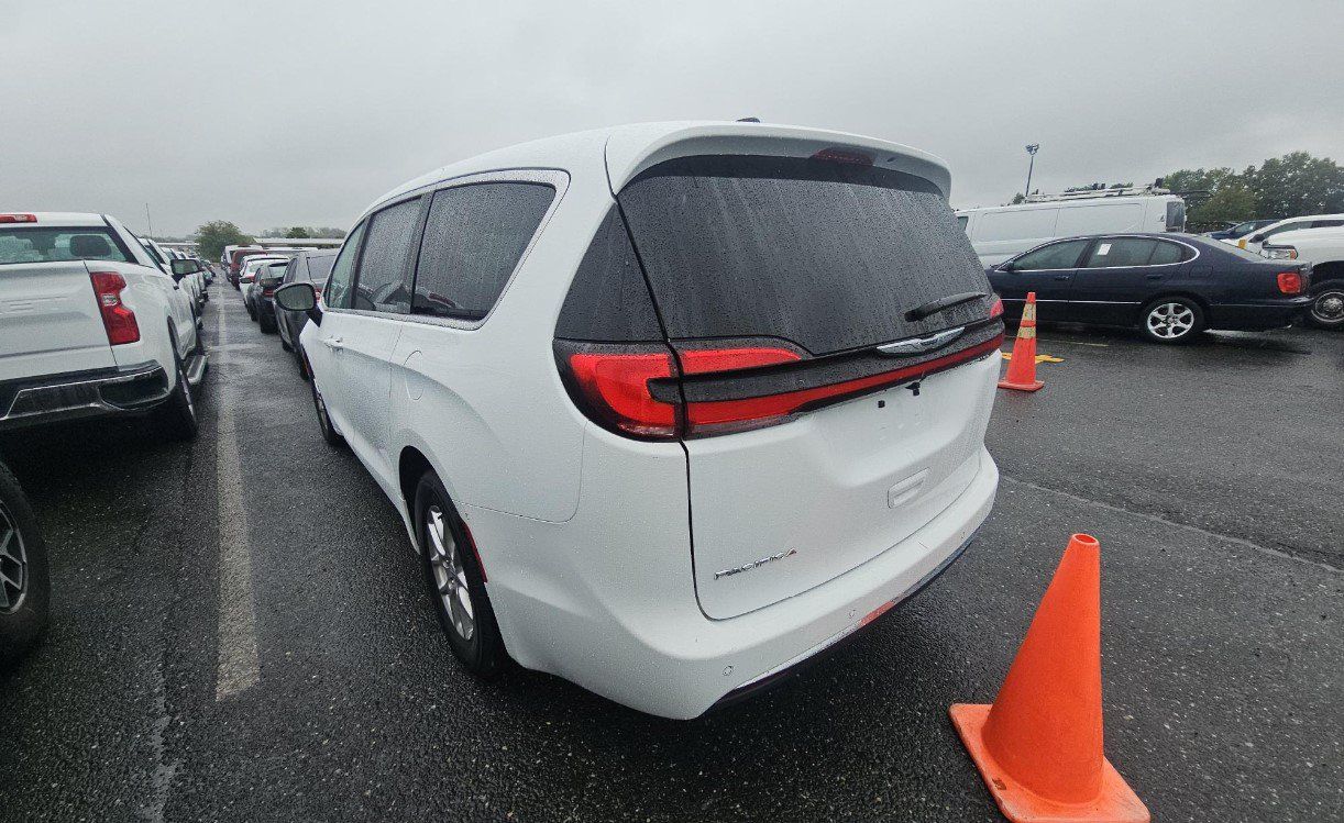 Used 2026 Chrysler Pacifica Select FWD image 6