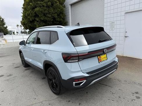 New 2025 Volkswagen Taos SE image 4