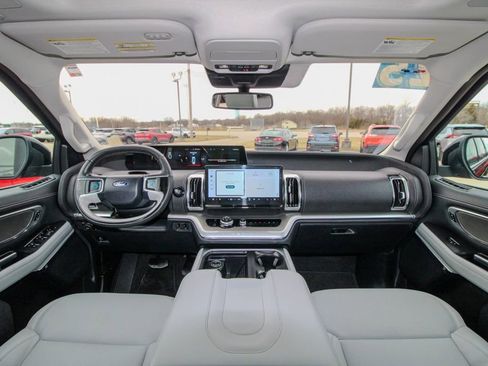 Used 2025 Ford Expedition Platinum w/ Driver's Package image 12