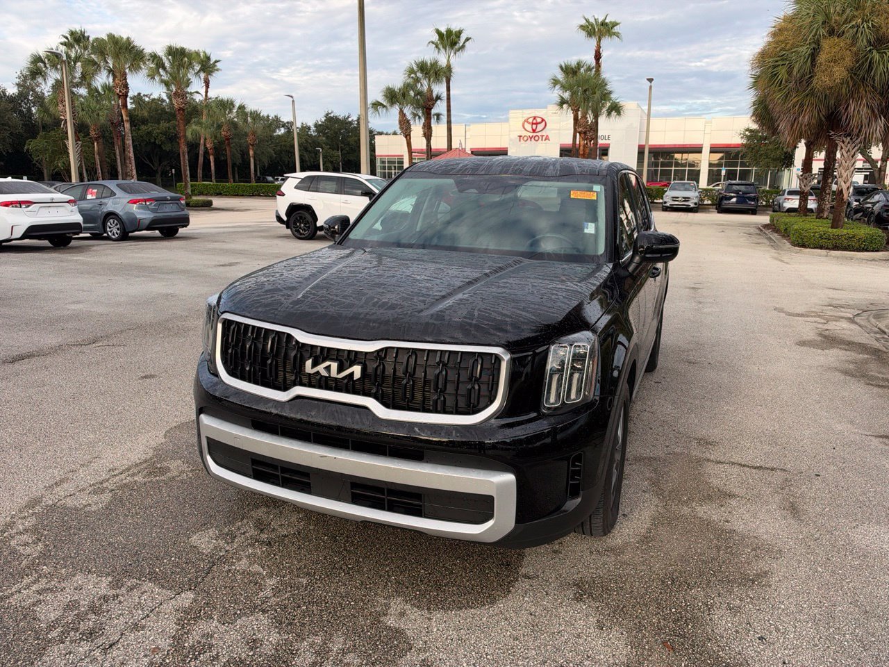 Used 2025 Kia Telluride LX FWD image 1