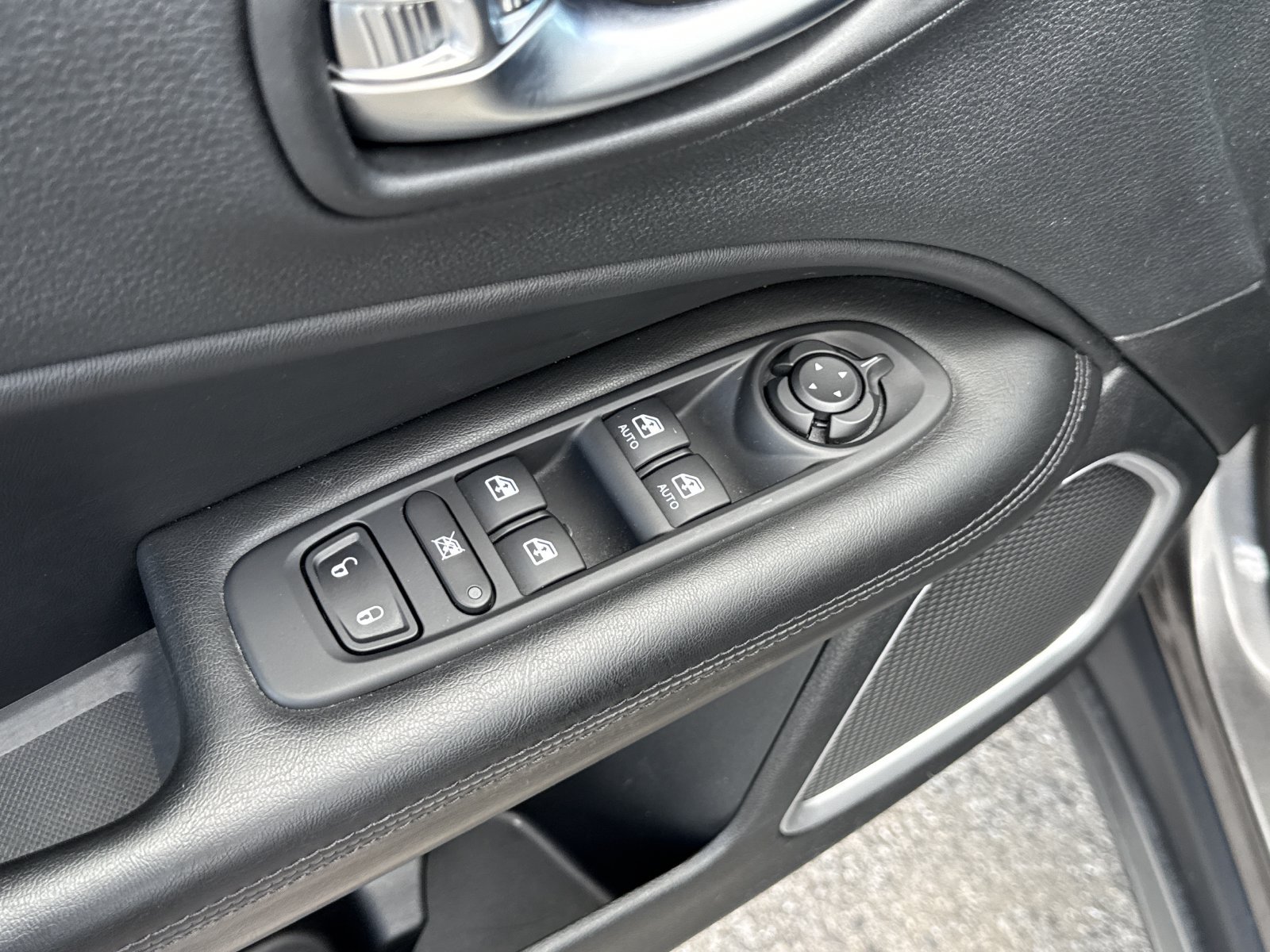 Used 2019 Jeep Compass Latitude FWD image 14