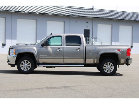 Used 2013 Chevrolet Silverado 2500 LTZ w/ LTZ Plus Package image 3