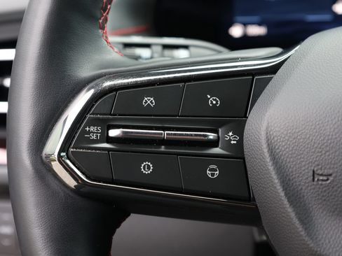 Used 2025 Chevrolet Traverse RS FWD image 40