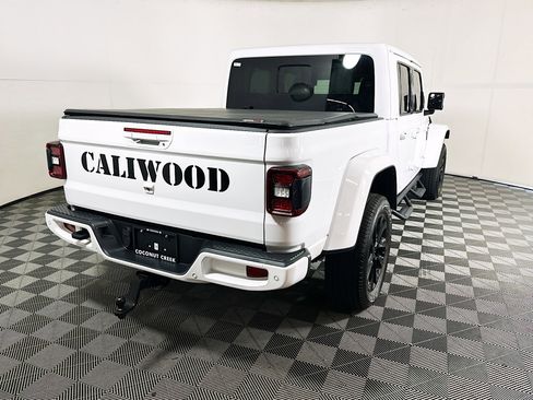 Used 2022 Jeep Gladiator Overland AWD/4WD image 3