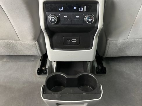 Used 2022 GMC Acadia SLE image 28