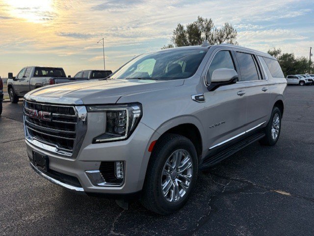 Used 2022 GMC Yukon XL SLT w/ SLT Luxury Package RWD image 3