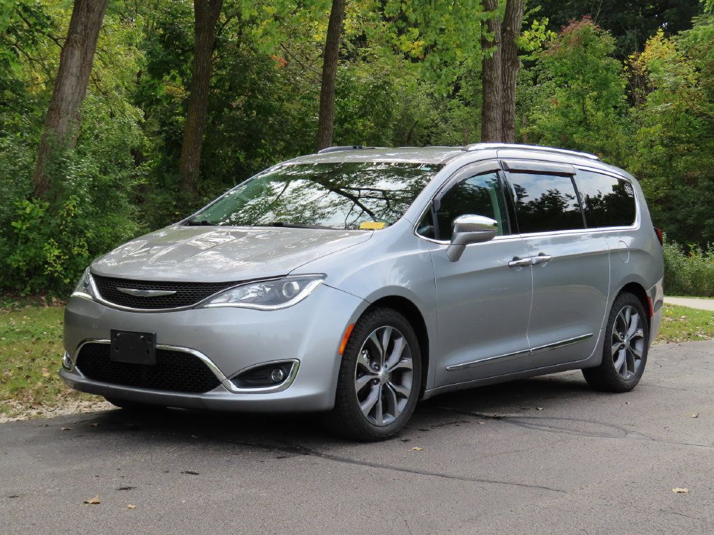 Used 2017 Chrysler Pacifica Limited w/ UConnect Theater Package FWD image 8