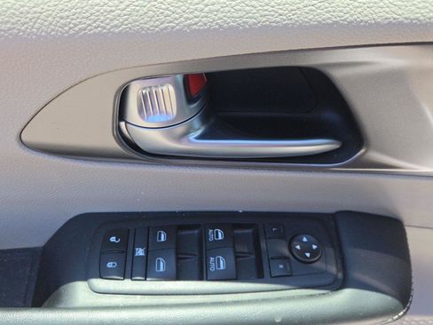 Used 2024 Chrysler Pacifica Limited FWD image 23