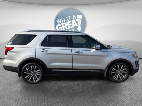 Used 2017 Ford Explorer Platinum image 2