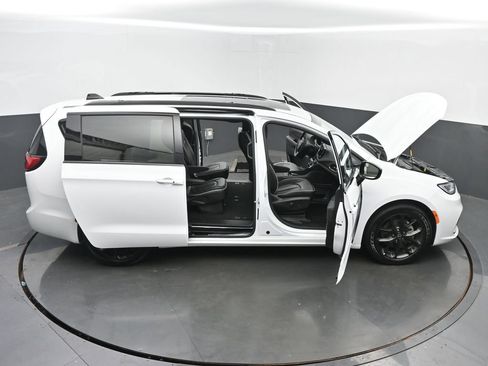 Used 2025 Chrysler Pacifica Limited FWD image 69