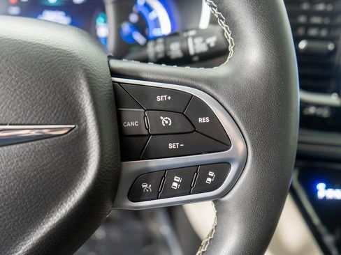 Used 2024 Chrysler Pacifica Limited FWD image 16