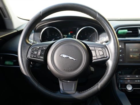 Used 2017 Jaguar F-PACE Premium image 39