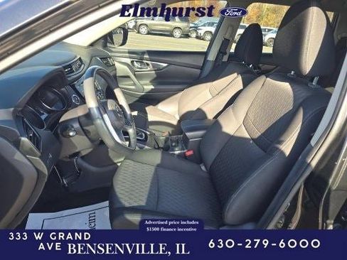 Used 2017 Nissan Rogue SV image 3