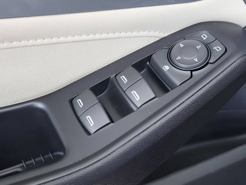 Used 2022 Chevrolet Traverse LS FWD image 10