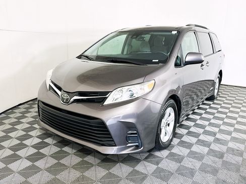 Used 2020 Toyota Sienna LE w/ LE Preferred Package FWD image 7