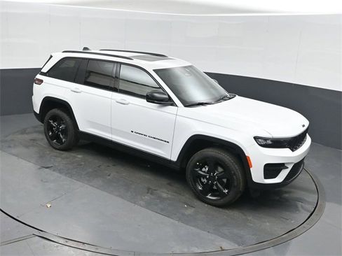 New 2025 Jeep Grand Cherokee Altitude image 26