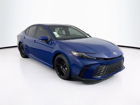 Used 2025 Toyota Camry SE image 4