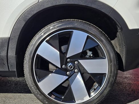 Used 2023 Volvo XC40 Recharge Ultimate image 7