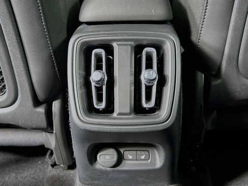Used 2021 Volvo XC40 T5 R-Design image 24