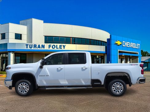 Used 2025 Chevrolet Silverado 2500 LT w/ Convenience Package AWD/4WD image 2