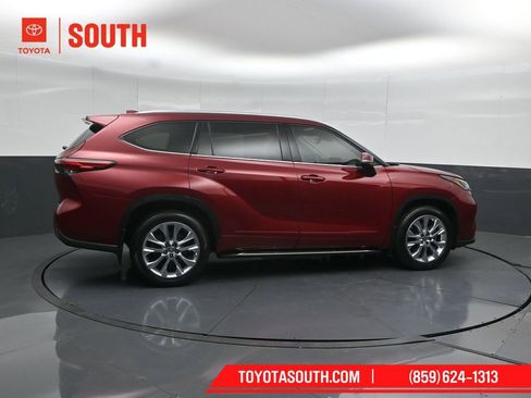 Used 2023 Toyota Highlander Limited AWD/4WD image 3