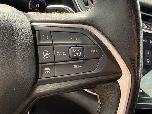Used 2023 Jeep Grand Cherokee Laredo AWD/4WD image 26
