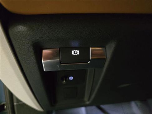 Certified 2023 Land Rover Defender 110 SE image 25