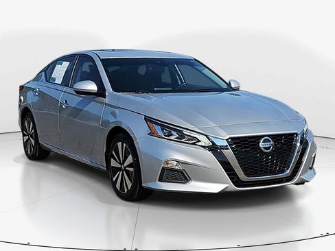 Used 2022 Nissan Altima 2.5 SV w/ SV Premium Package image 2