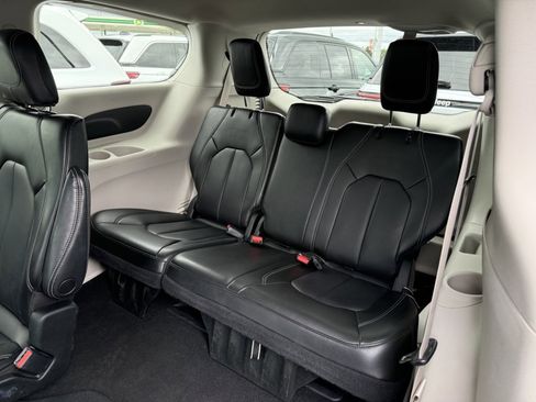 Used 2023 Chrysler Pacifica Touring-L FWD image 16