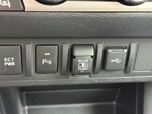Used 2021 Toyota Tacoma SR5 AWD/4WD image 11