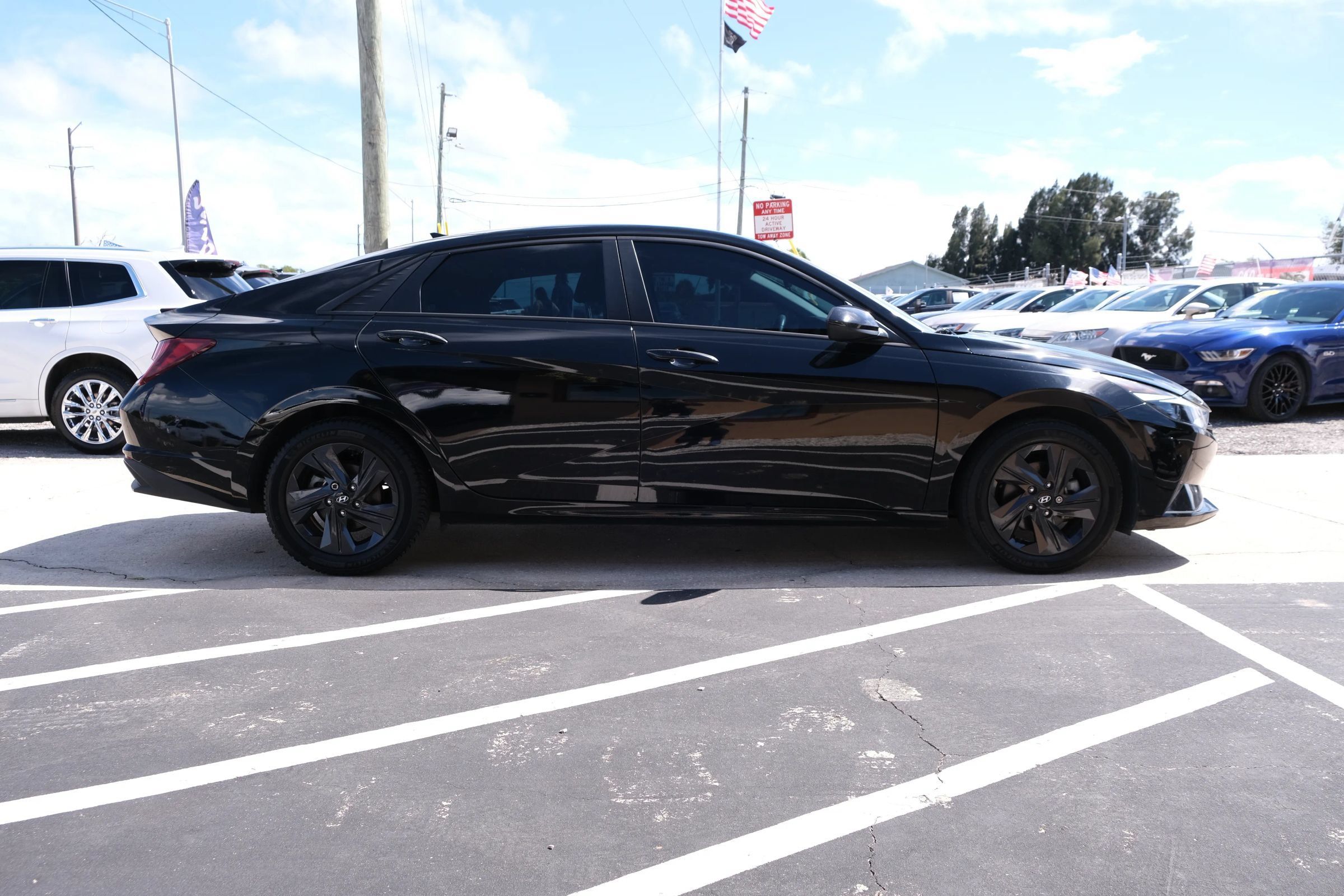 Used 2021 Hyundai Elantra SEL w/ Convenience Package FWD image 4