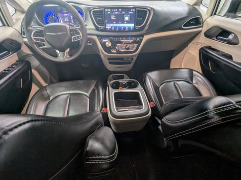 Certified 2023 Chrysler Pacifica Touring-L FWD image 21