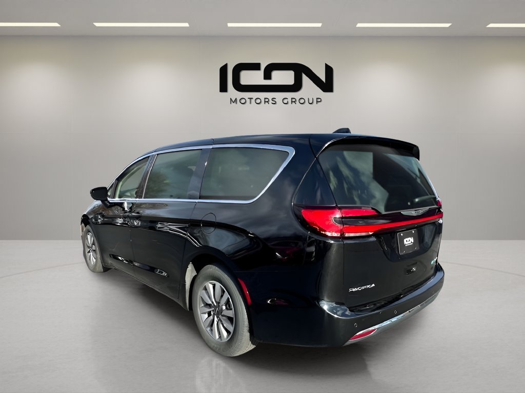 Used 2024 Chrysler Pacifica Limited FWD image 3