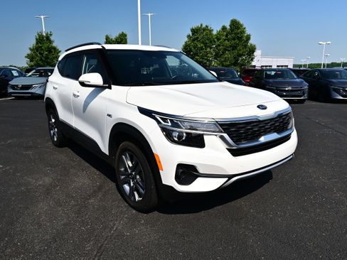 Used 2021 Kia Seltos S AWD/4WD image 2