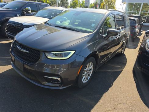 Certified 2022 Chrysler Pacifica Touring-L FWD image 2