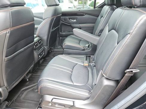 Used 2025 Honda Pilot TrailSport image 16