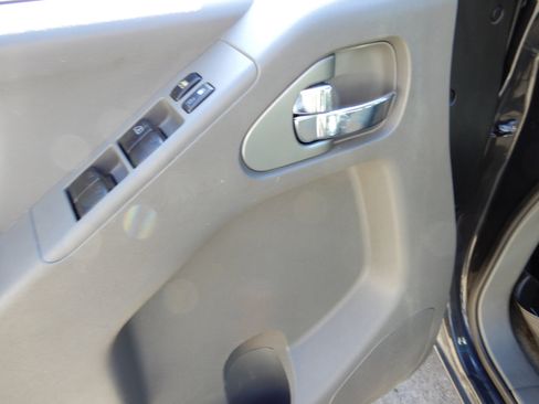 Used 2015 Nissan Frontier SV image 18