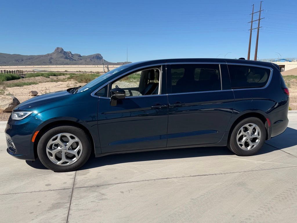 Used 2024 Chrysler Pacifica Limited w/ Uconnect Theater Family Group FWD image 15