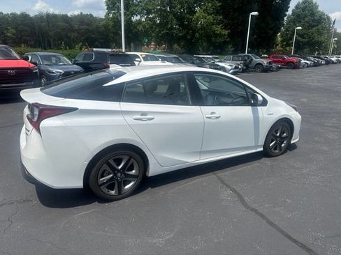 Used 2022 Toyota Prius Limited FWD image 8