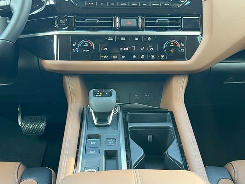 New 2025 Nissan Pathfinder Platinum image 3