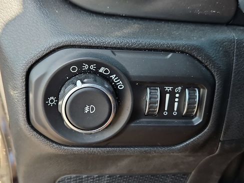 Used 2018 Jeep Wrangler Unlimited Sahara AWD/4WD image 23