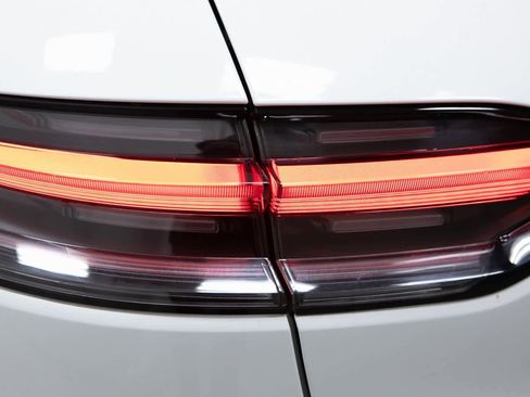 Certified 2022 Porsche Macan image 36