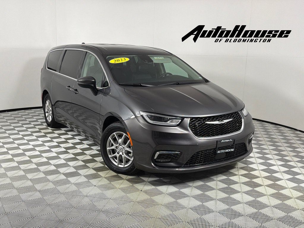 Used 2023 Chrysler Pacifica Touring-L FWD image 1