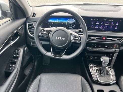 Certified 2025 Kia Seltos SX w/ SX Sunroof Package image 21